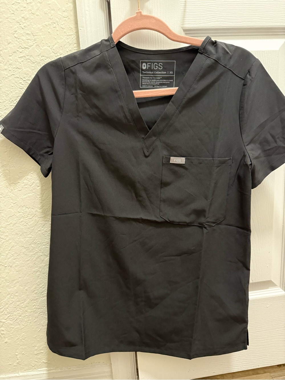 FIGS Black Catarina FREEX one pocket scrub top